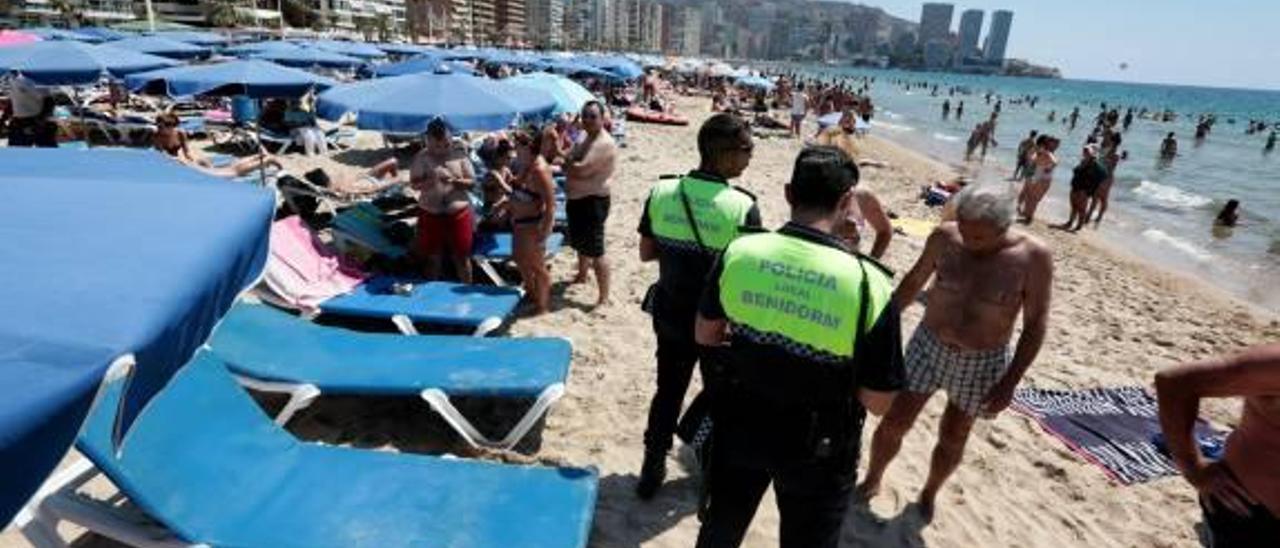 Benidorm desbloquea la contratación de 10 interinos para reforzar la Policía de playas