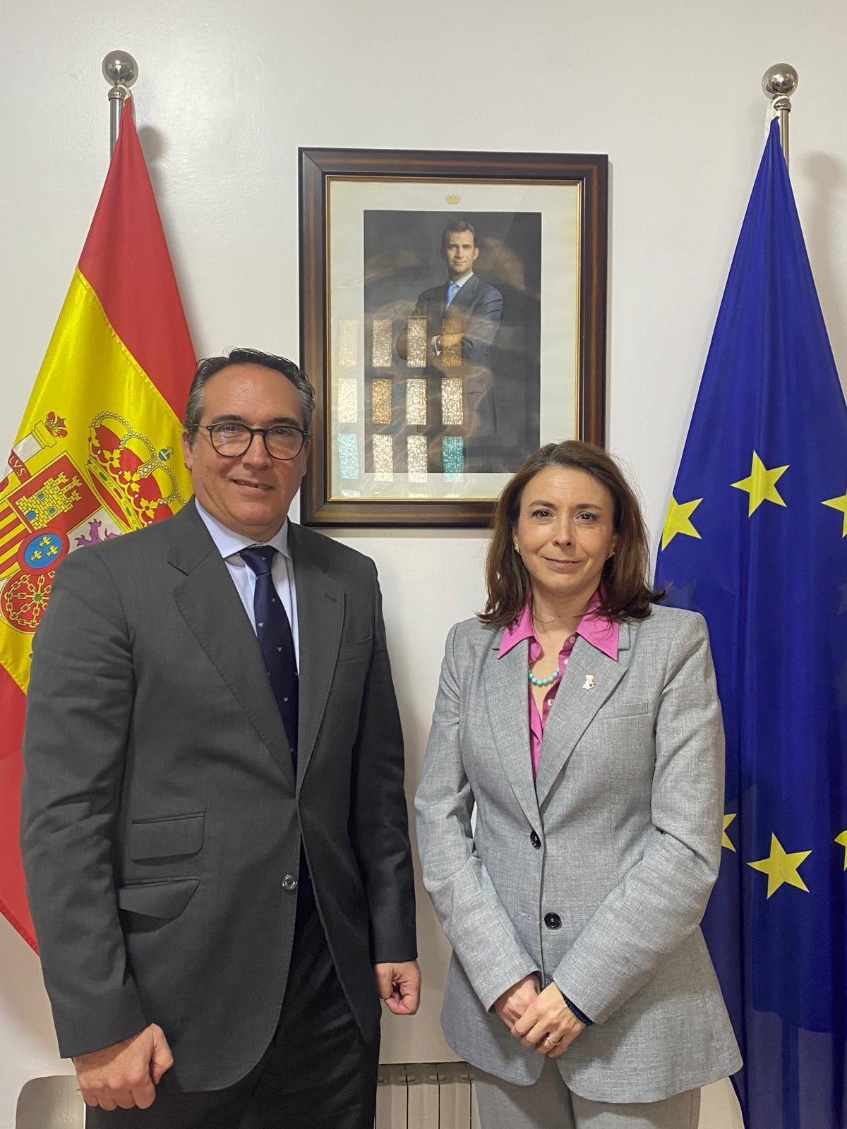Rubçen Ibáñez con la consejera de la embajada.