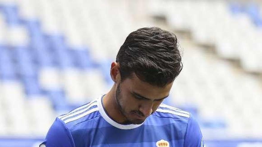 Alanís firma un balón en su presentación como futbolista azul.