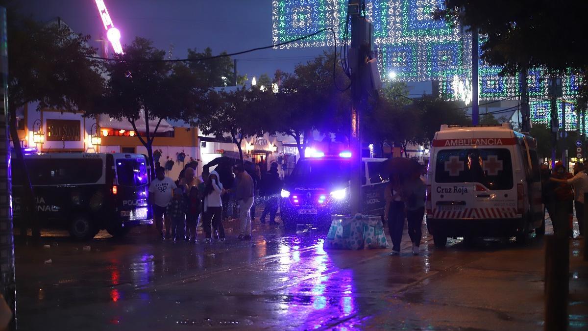 Vehículos policiales y una ambulancia en una de las calles de casetas en El Arenal, durante la Feria de Córdoba de este año 2023.