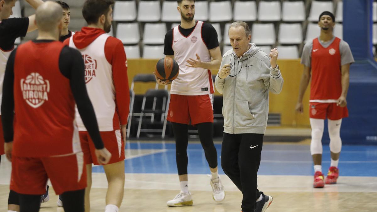 Aíto dirigint un entrenament a Fontajau