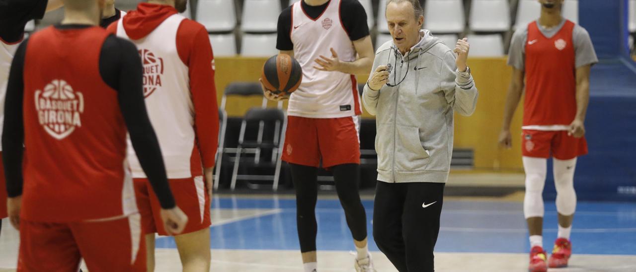 Aíto dirigint un entrenament a Fontajau