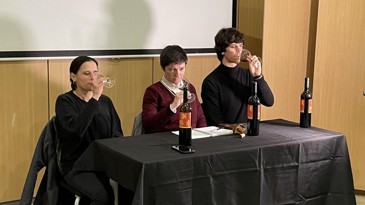 Mireia Oliver (Vins Can Majoral), Catalina Bibiloni (OCB) y Guillem Constestí (diseñador de la entiqueta).