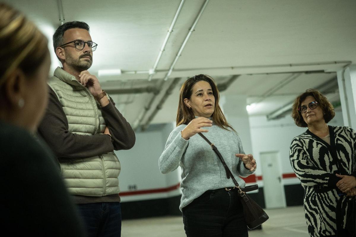 El concejal de Patrimonio y del Distrito Suroeste, a la izquierda, junto a su compañera de Viviendas Municipales, en la reunión con los vecinos.