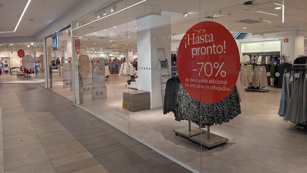 La tienda de C&amp;A en el centro comercial Los Patios de Málaga, con el anuncio de cierre para el 22 de noviembre.