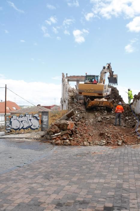 Derribo de una casa en la cuesta del Piñedo