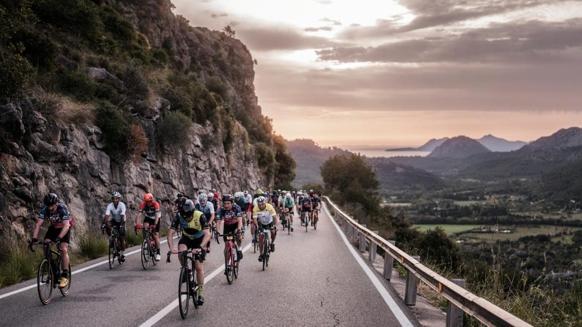 Ciclistas ascienden durante la pasada Mallorca 312 Ok Mobility