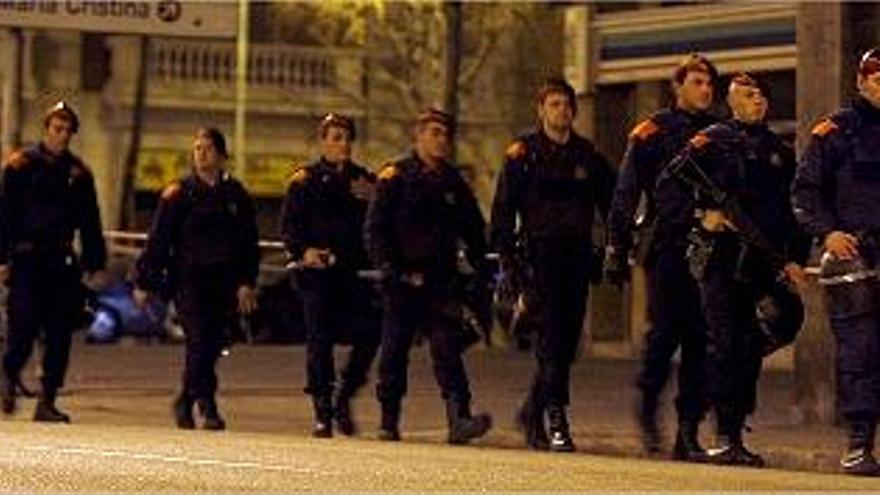 Despliegue de los Mossos d&#039;Esquadra para dar con los autores del tiroteo.