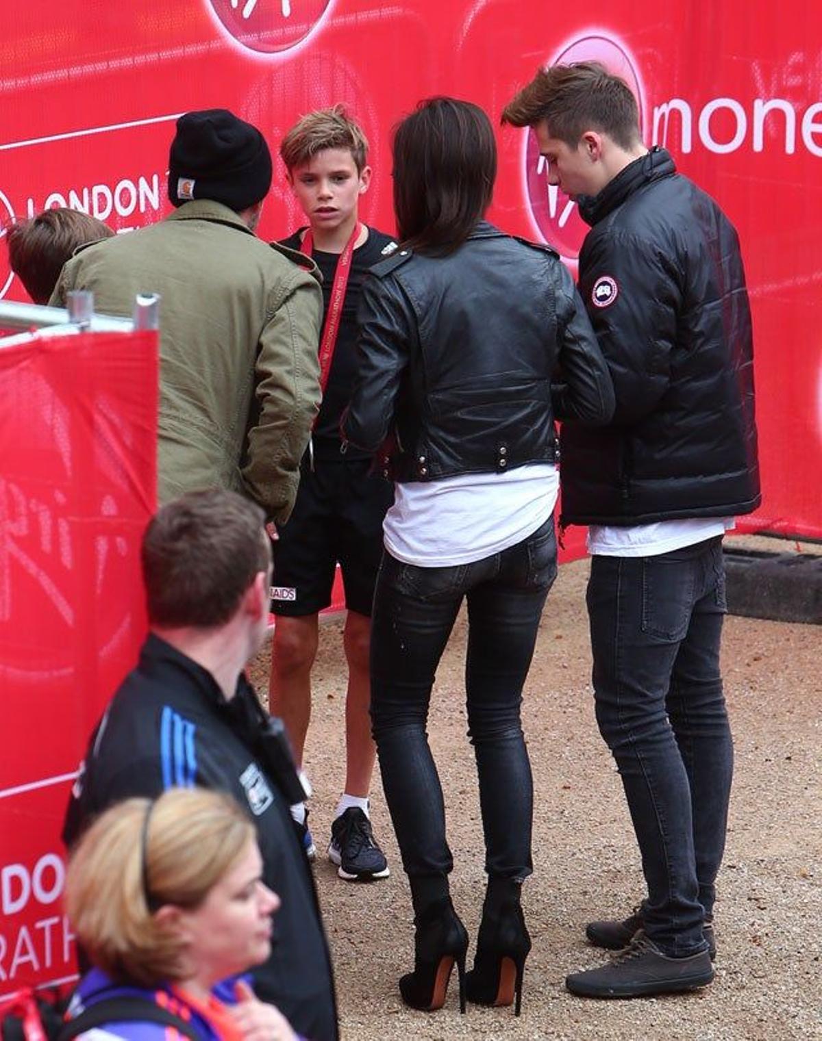 David, Victoria y Brooklyn hablan con Romeo tras la maratón de Londres