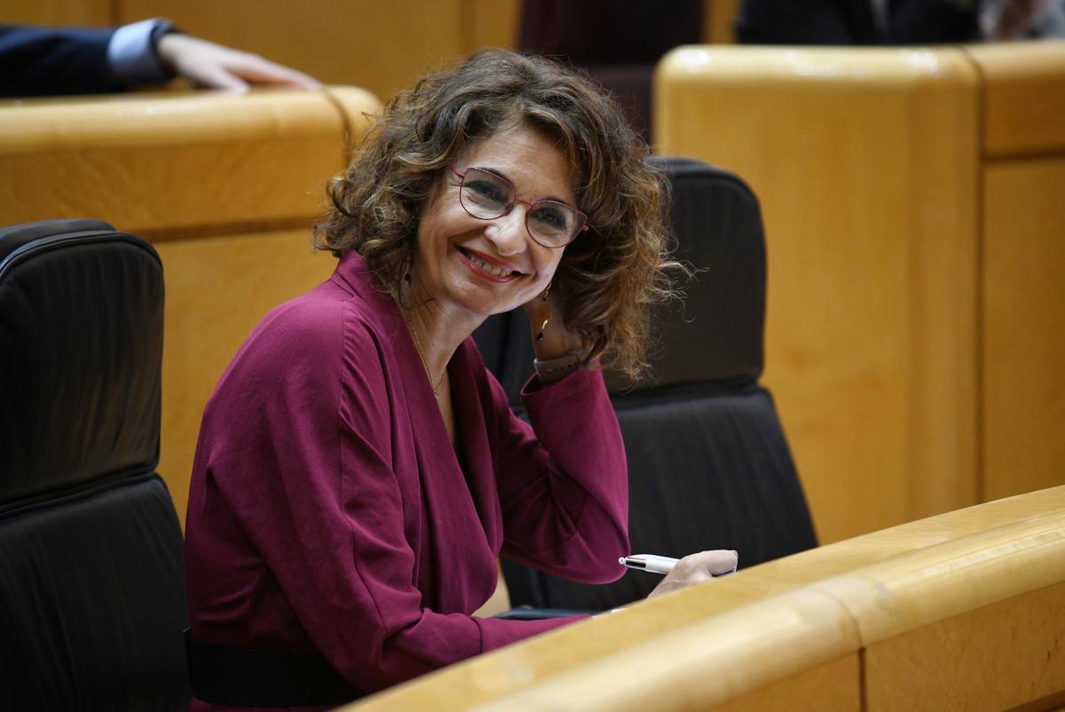 La vicepresidenta primera y ministra de Hacienda, María Jesús Montero, durante una sesión de control al Gobierno, en el Senado, a 6 de marzo de 2024, en Madrid (España).  El Senado vuelve a debatir y a votar en el Pleno de hoy los objetivos de estabilidad