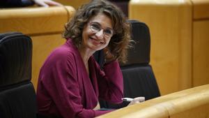 La vicepresidenta primera y ministra de Hacienda, María Jesús Montero, durante una sesión de control al Gobierno, en el Senado, a 6 de marzo de 2024, en Madrid (España).  El Senado vuelve a debatir y a votar en el Pleno de hoy los objetivos de estabilidad