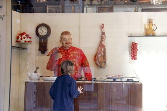 Una mona del Chicote a mida real és la nova creació de la pastisseria Muixí de Balaguer
