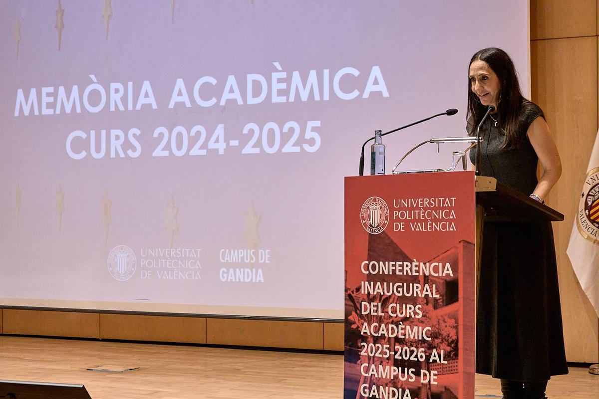 Professora NADIA ALONSO. Secretaria acadèmica del Campus de Gandia.