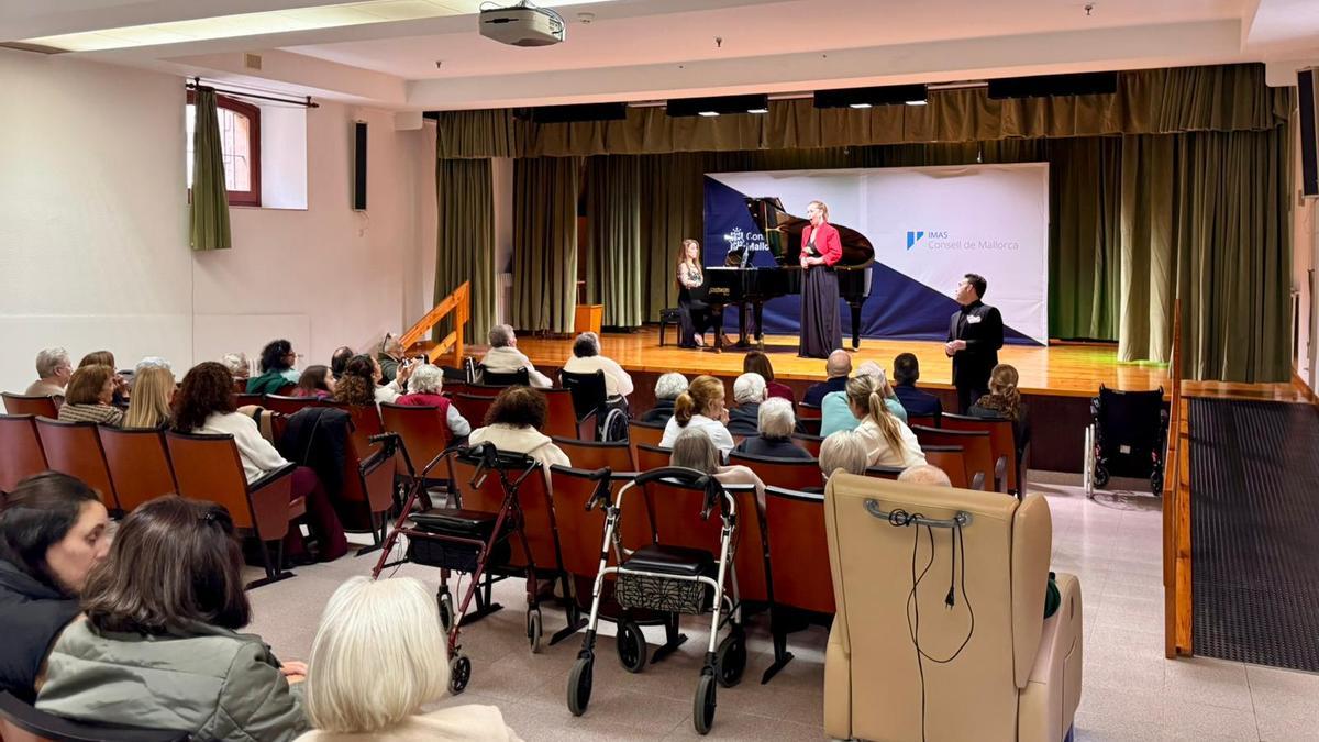 Concierto ofrecido a los usuarios de la residencia Sant Josep.