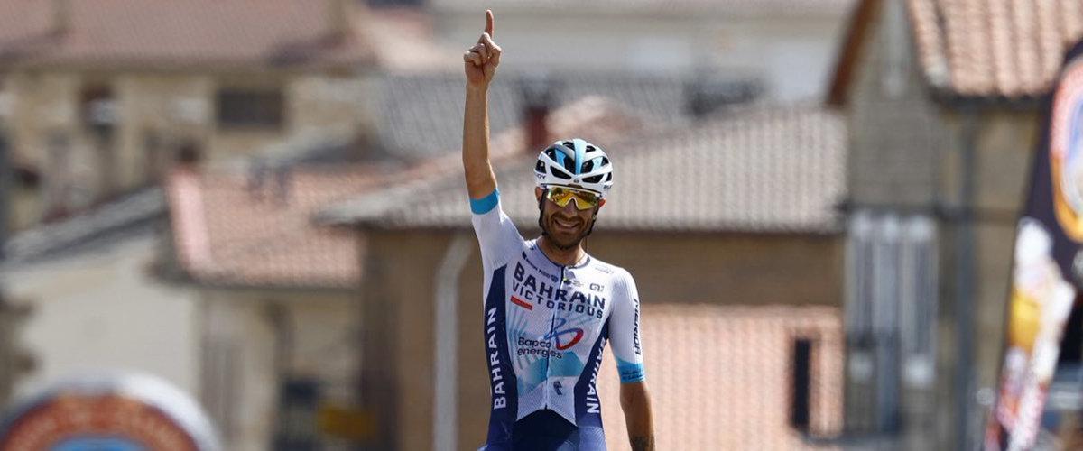 Damiano Caruso celebra la victoria en la línea de meta de Regumiel de la Sierra