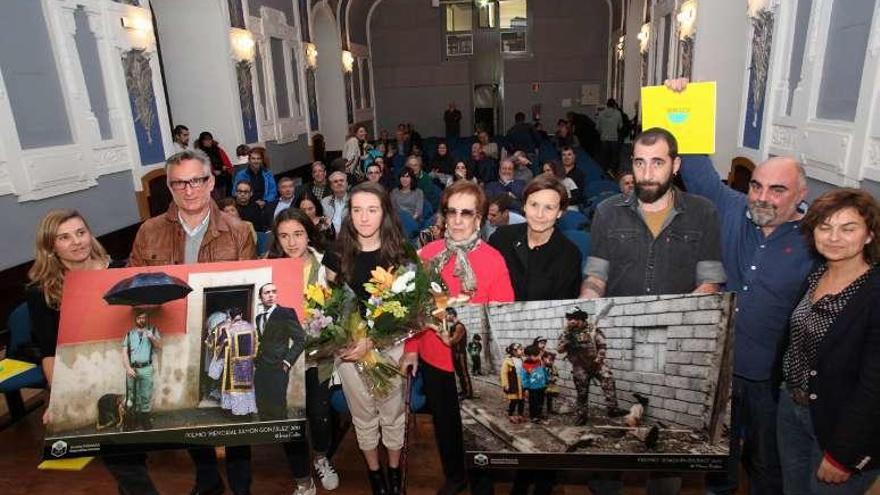 Foto de familia de premiados y directiva de la asociación.