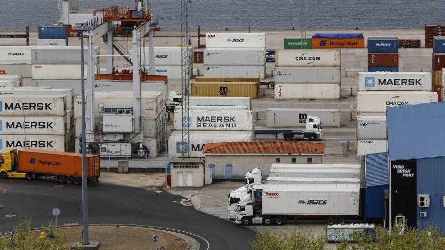 Movimiento de contenedores ayer en el Puerto de Vigo. // Ricardo Grobas