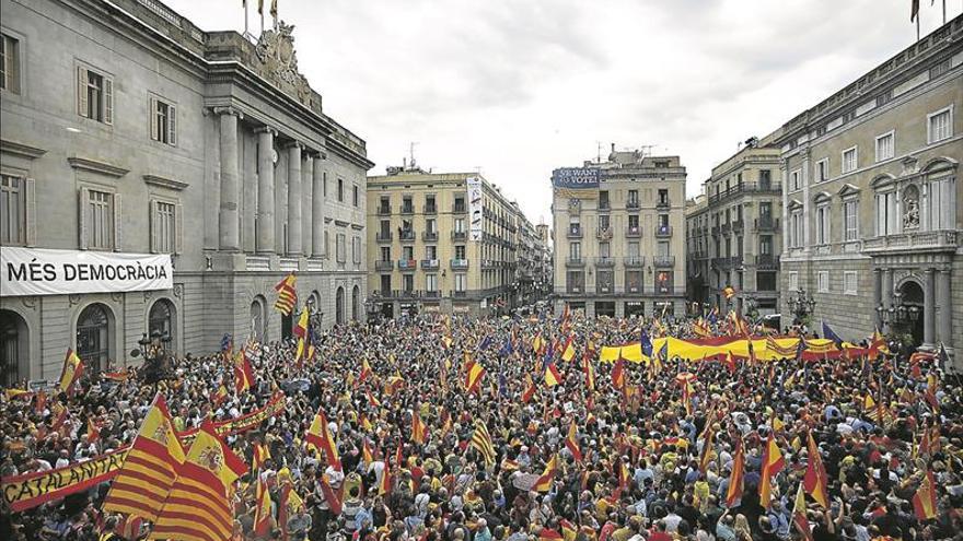 Miles de personas defienden la unidad de España en Barcelona