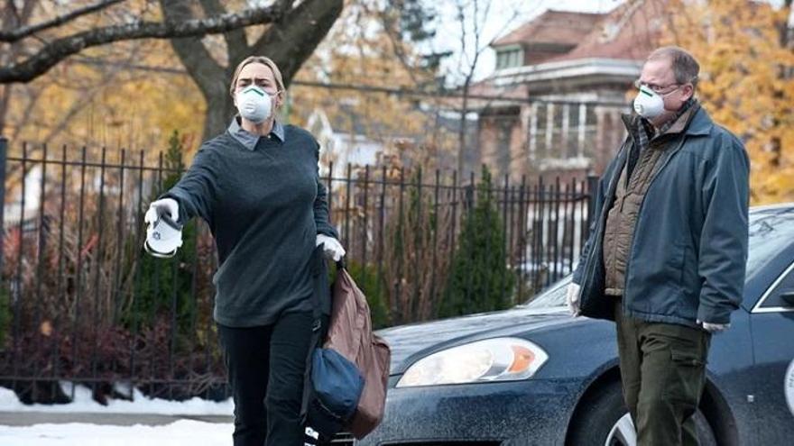 Kate Winslet durante una escena de la película, con mascarilla y guantes de protección.