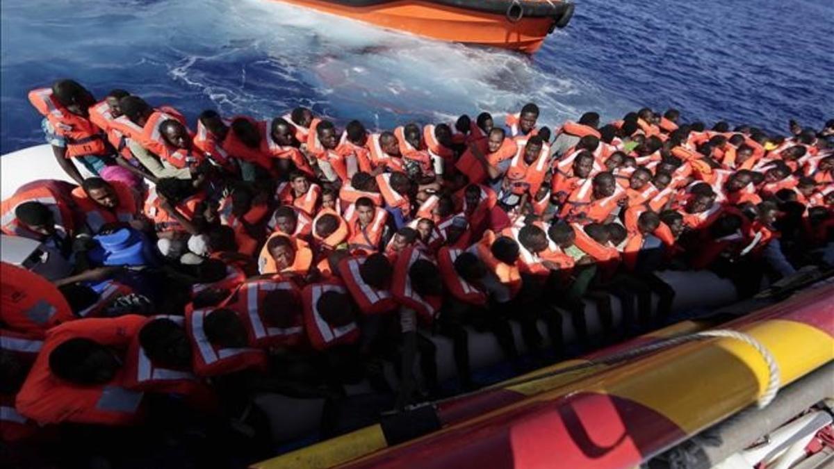 Operación de rescate de la Cruz Roja en aguas de Malta.