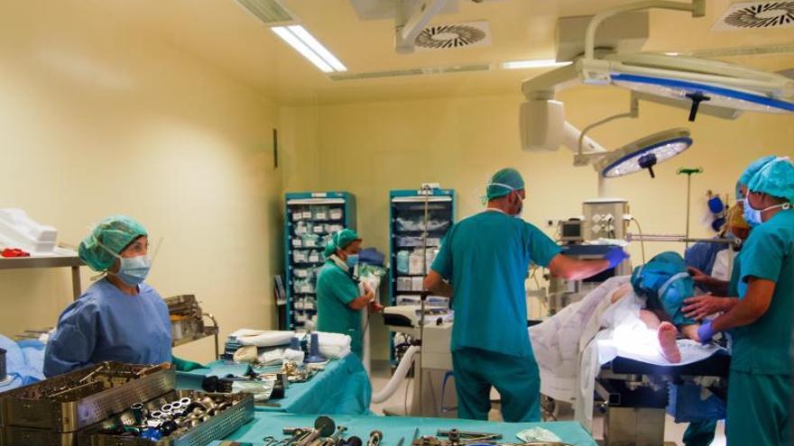 Un hombre de Ibiza que apenas puede andar espera una operación de rodilla desde hace casi dos años