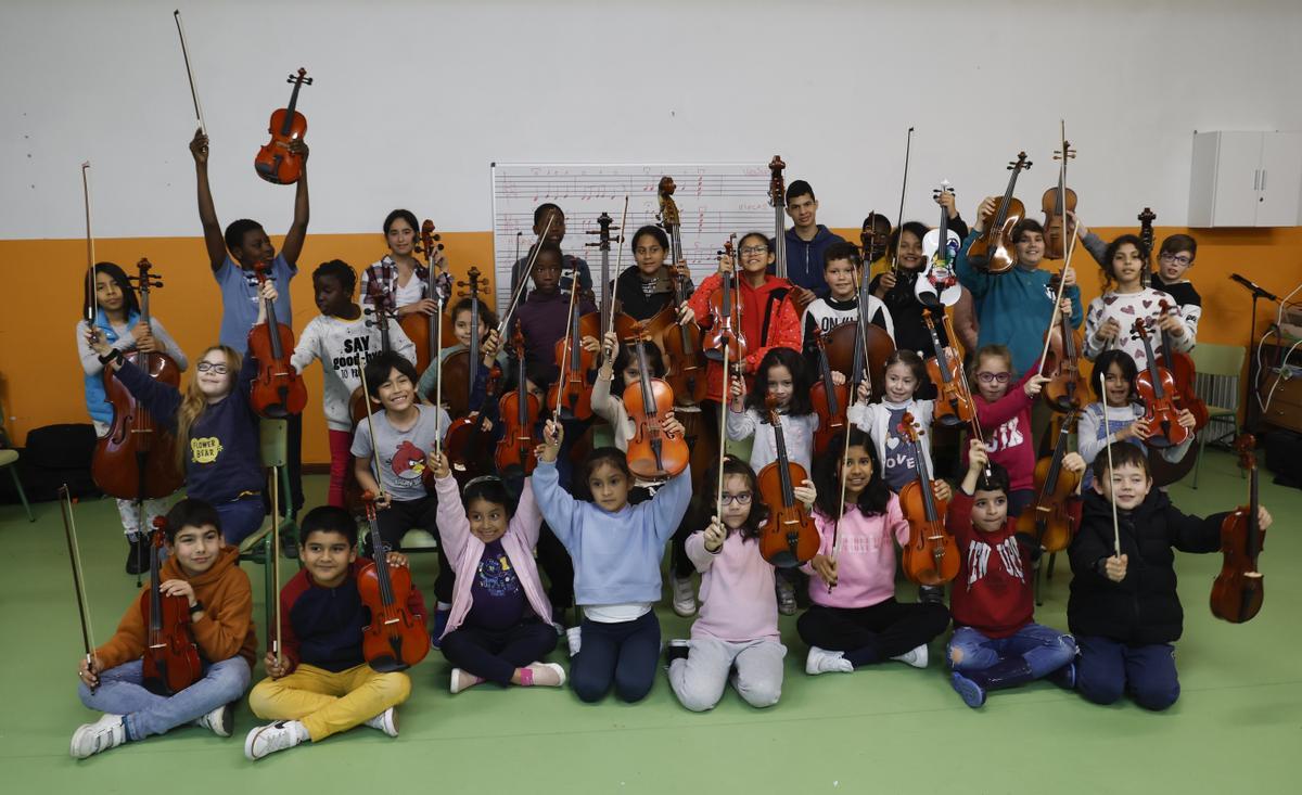 Os nenos e neas da orquestra Son das Flores posan para Faro Educa no CEIP Vicente Risco de Teis tras os ensaios..