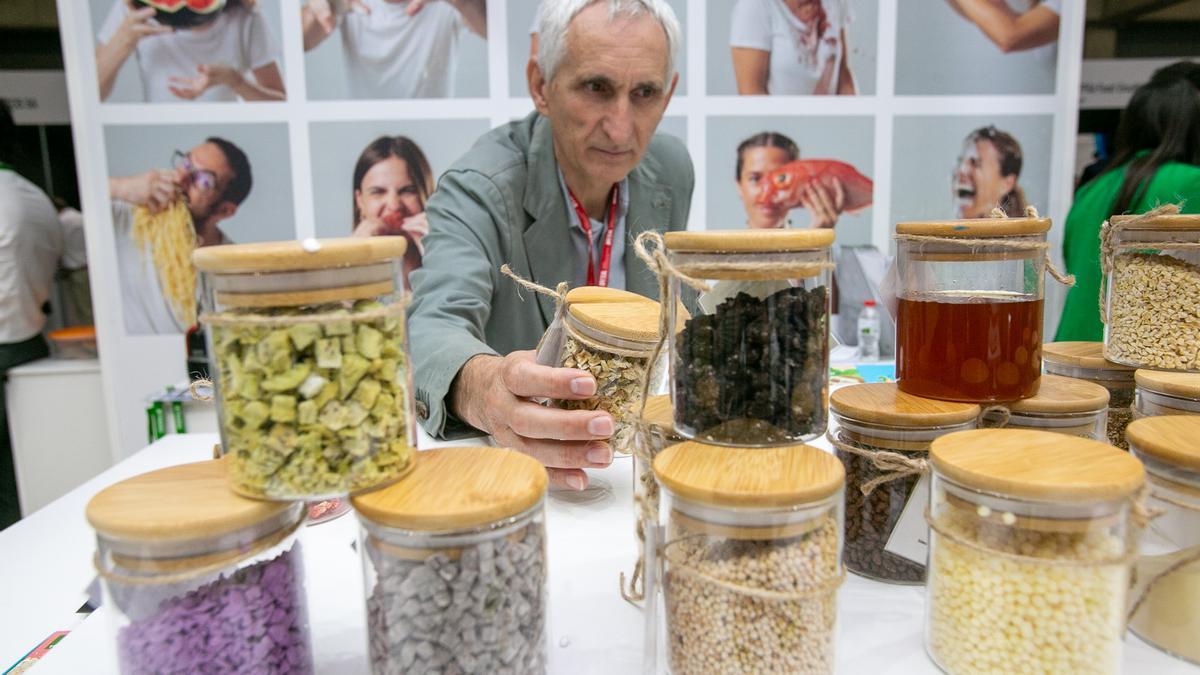 El director del IRTA, Josep Usall, con varias muestras de ingredientes alternativos en la feria Alimentaria Foodtech