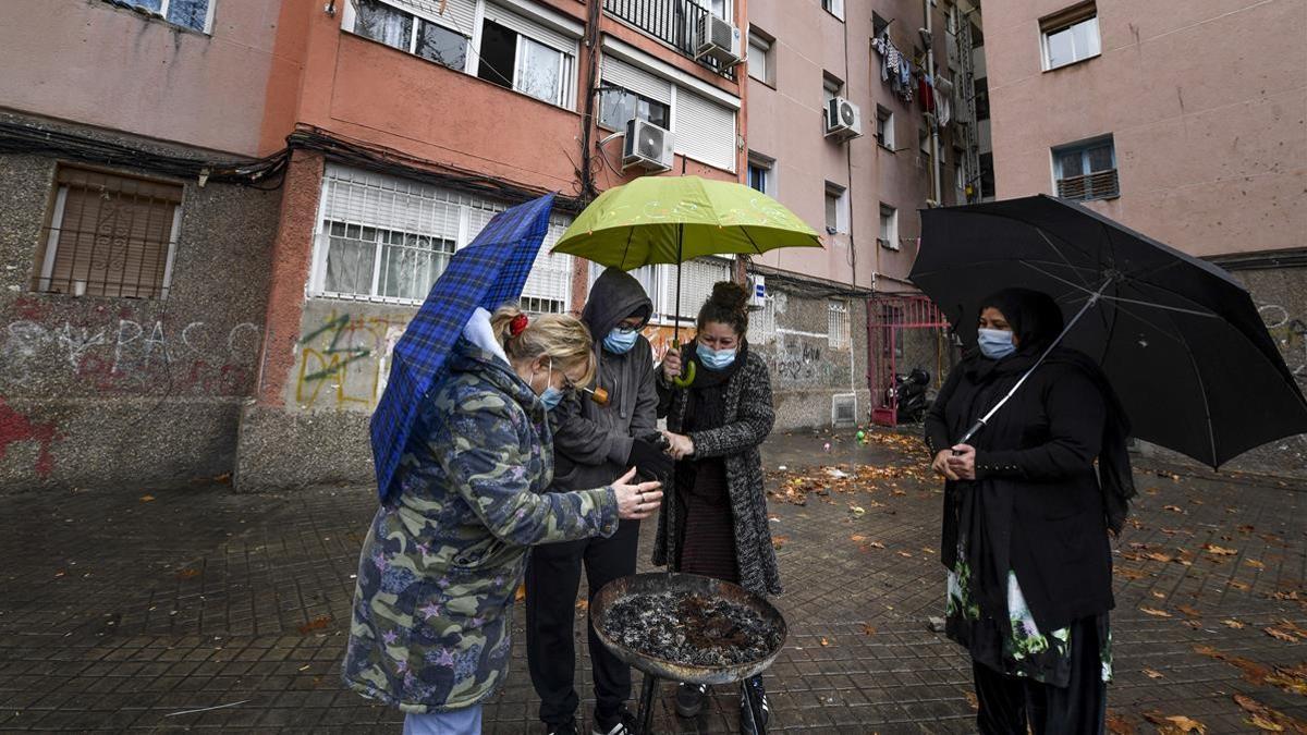 Barcelona 10 01 2021    Barcelona    Vecinos del barrio de Sant Roc en Badalona se concentran en el exterior de sus viviendas para protestar por los continuados cortes de luz que sufren en los ultimos anos  Fotografia de Jordi Cotrina