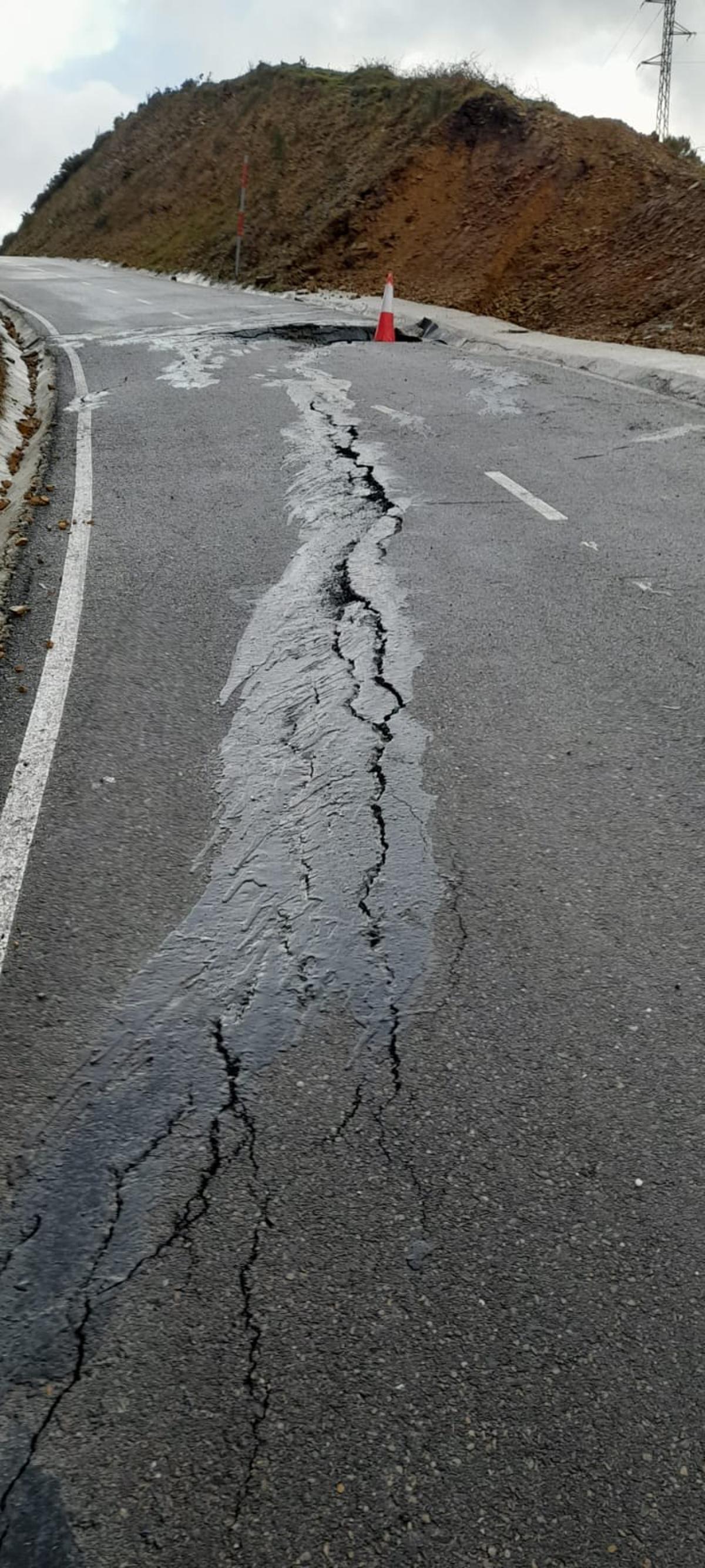 Grietas en el nuevo tramo de acceso a Begega.