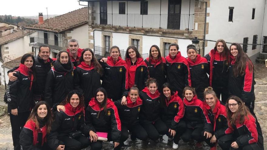 Una concentración anterior de las Guerrerras júnior. // @RFEBalonmano