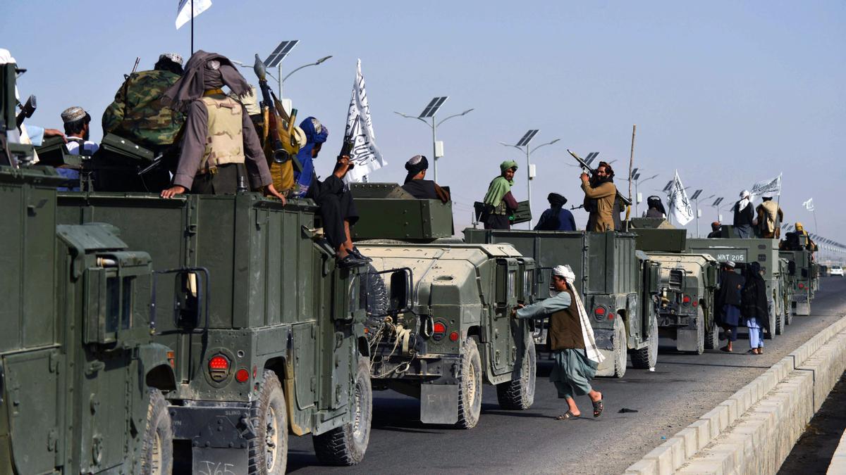 Combatientes talibanes participan en una parada militar para celebrar el primer mes de la salida de las tropas de EEUU del país, el pasado 1 de septiembre en Kandahar.