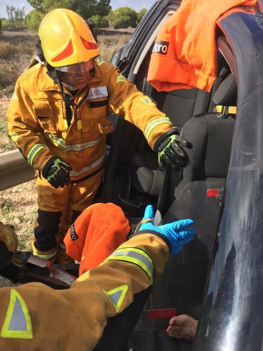 Rescatan a dos personas tras un accidente en Mil Palmeras