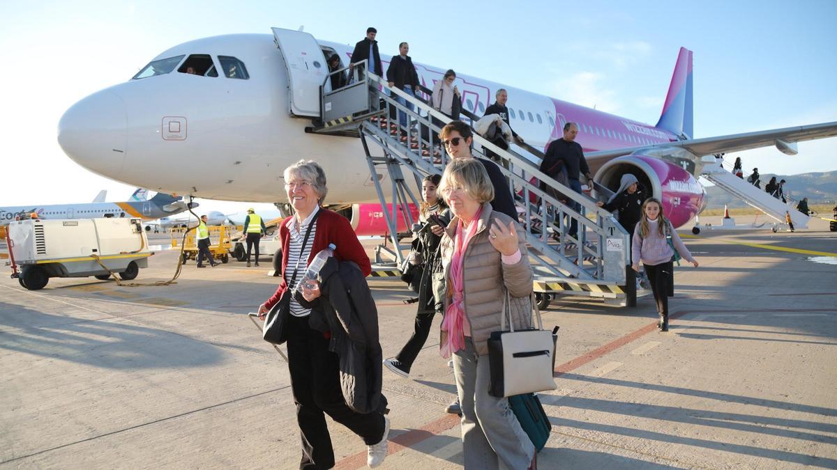 turistas extranjeras llegan a Castellón, procedentes de uno de los vuelos del aeropuerto provincial.