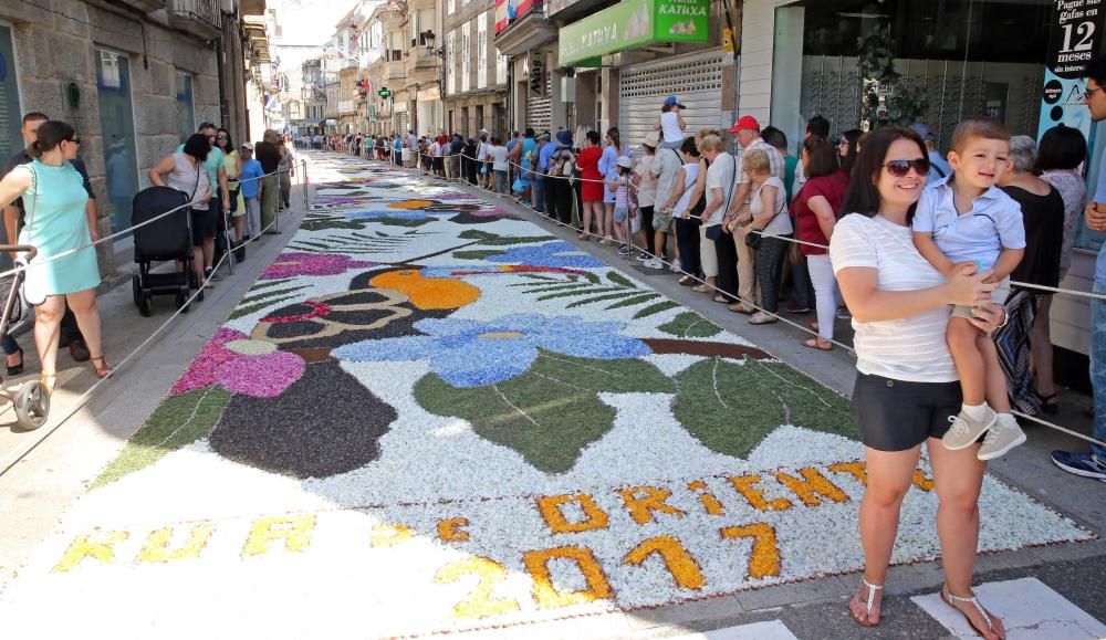 Miles de personas abarrotan las calles de la villa del Tea para disfrutar del Corpus y de las alfombras florales.