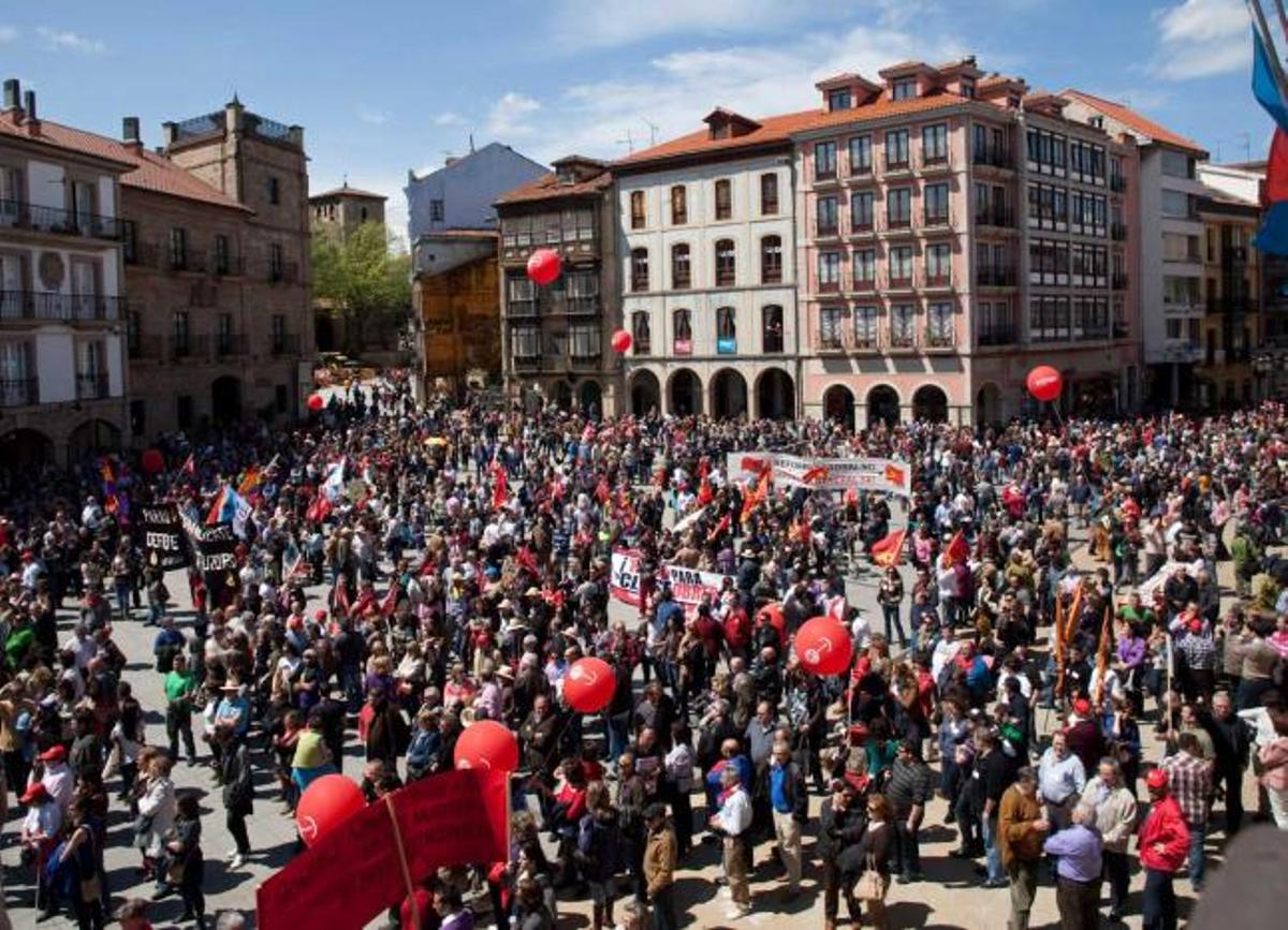 El Primero de Mayo asturiano da la alarma por la «peligrosa situación» de la industria