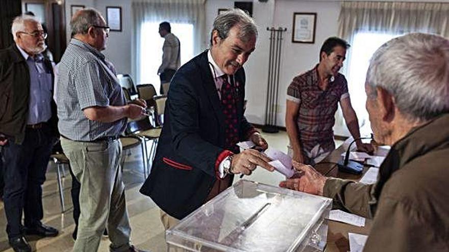 Josué Crespo, en el momento de emitir en voto, en la sala de la Junta Pro Semana Santa.