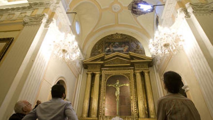 El concejal Jordi Estellés, el abad y un técnico inspeccionan los daños en la capilla de la comunión