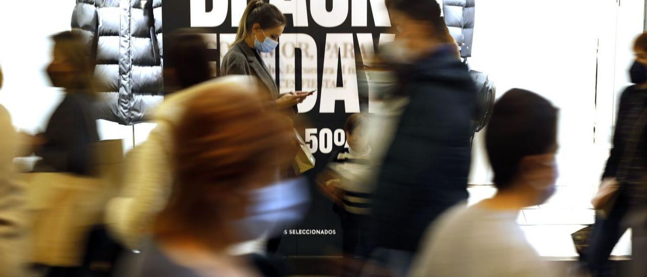 Una de las arterias comerciales de València, ayer por la tarde durante el ‘Black Friday’. | M. A. MONTESINOS