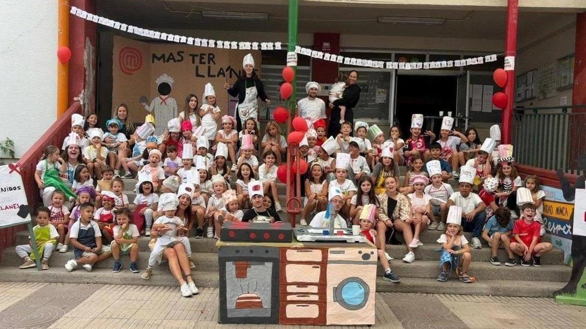 Fotografía de fasmilia de los participantes en el último turno del campamento de verano de Llanes.