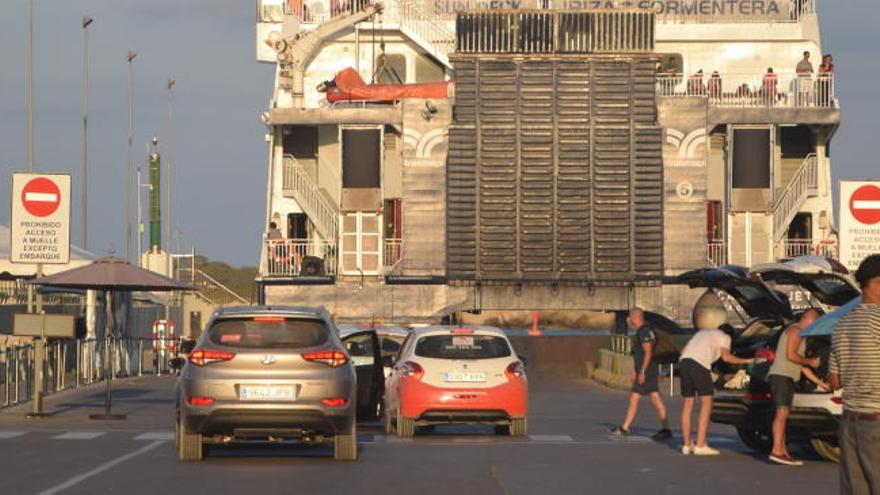 Vehículos a punto de embarcar en la Savina