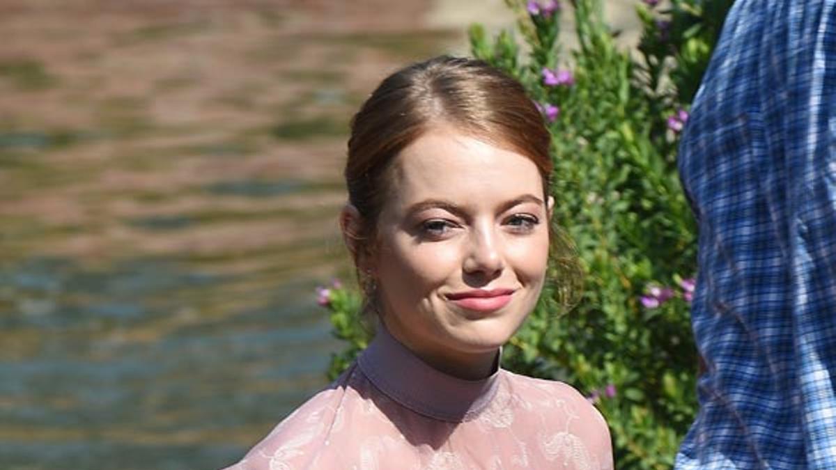 Emma Stone en el Festival de Venecia con conjunto de Fendi