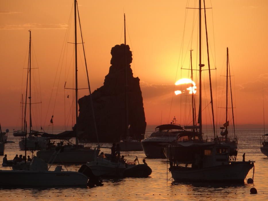 Masificación en Benirràs (Ibiza)