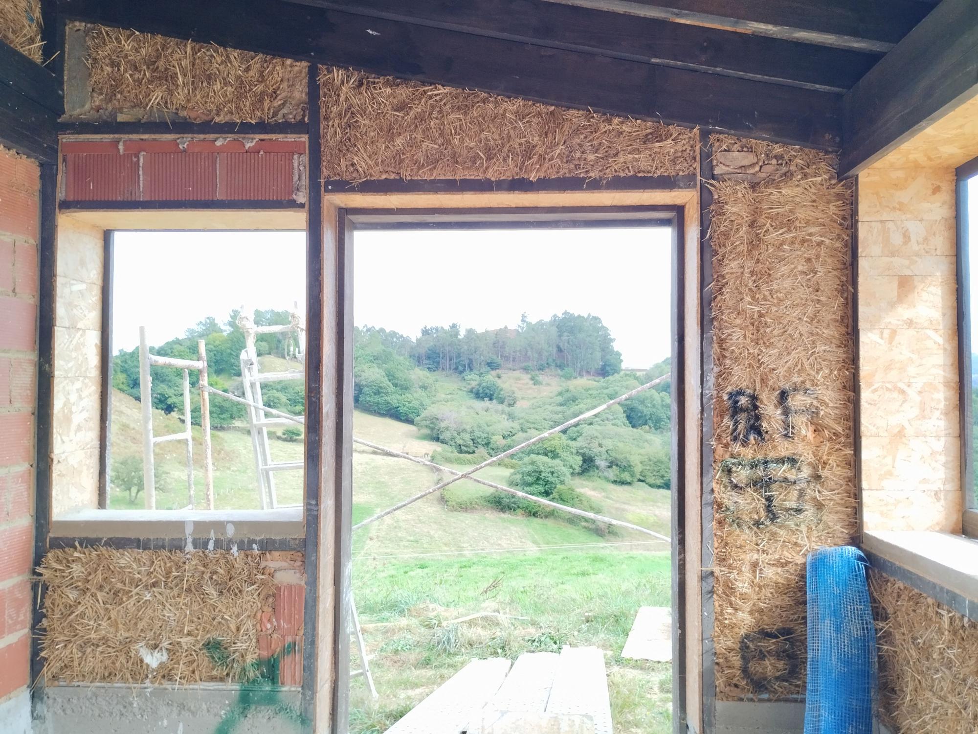 Así se construye la primera casa de fardos de hierba en Siero, en imágenes