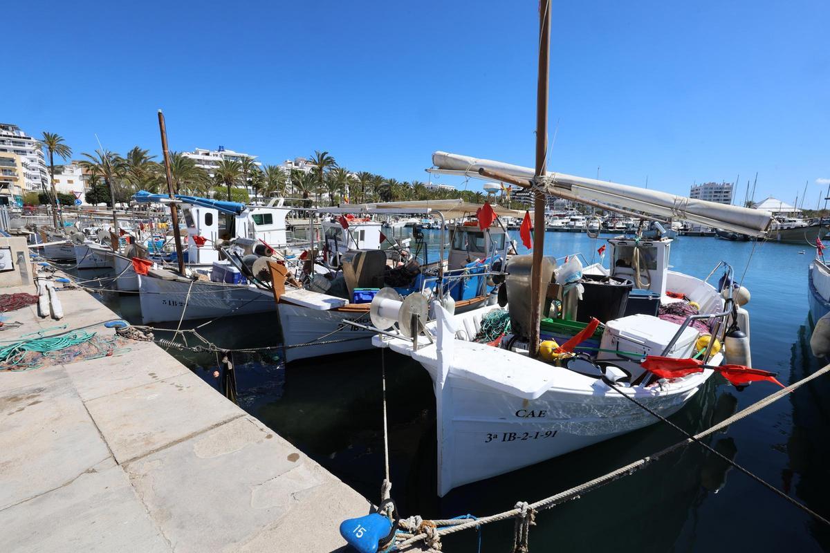 Llaüts de pescadores en el muelle del puerto de Sant Antoni