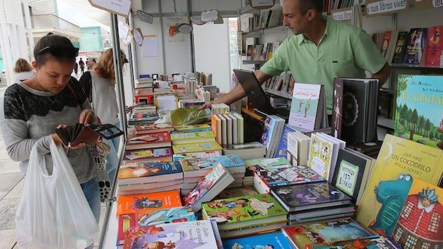 Una de las casetas de la Feria del Libro, que pese a la lluvia ha igualado las cifras de ventas del pasado año.