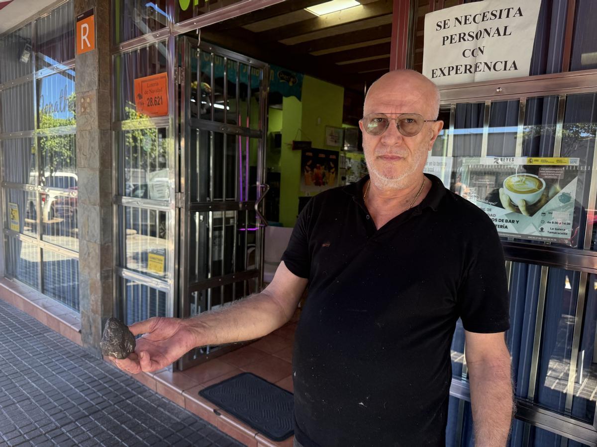 Un trabajador de la Churrería Jonathan posa con la piedra que dejó malherido a un ultra de los Brigadas.