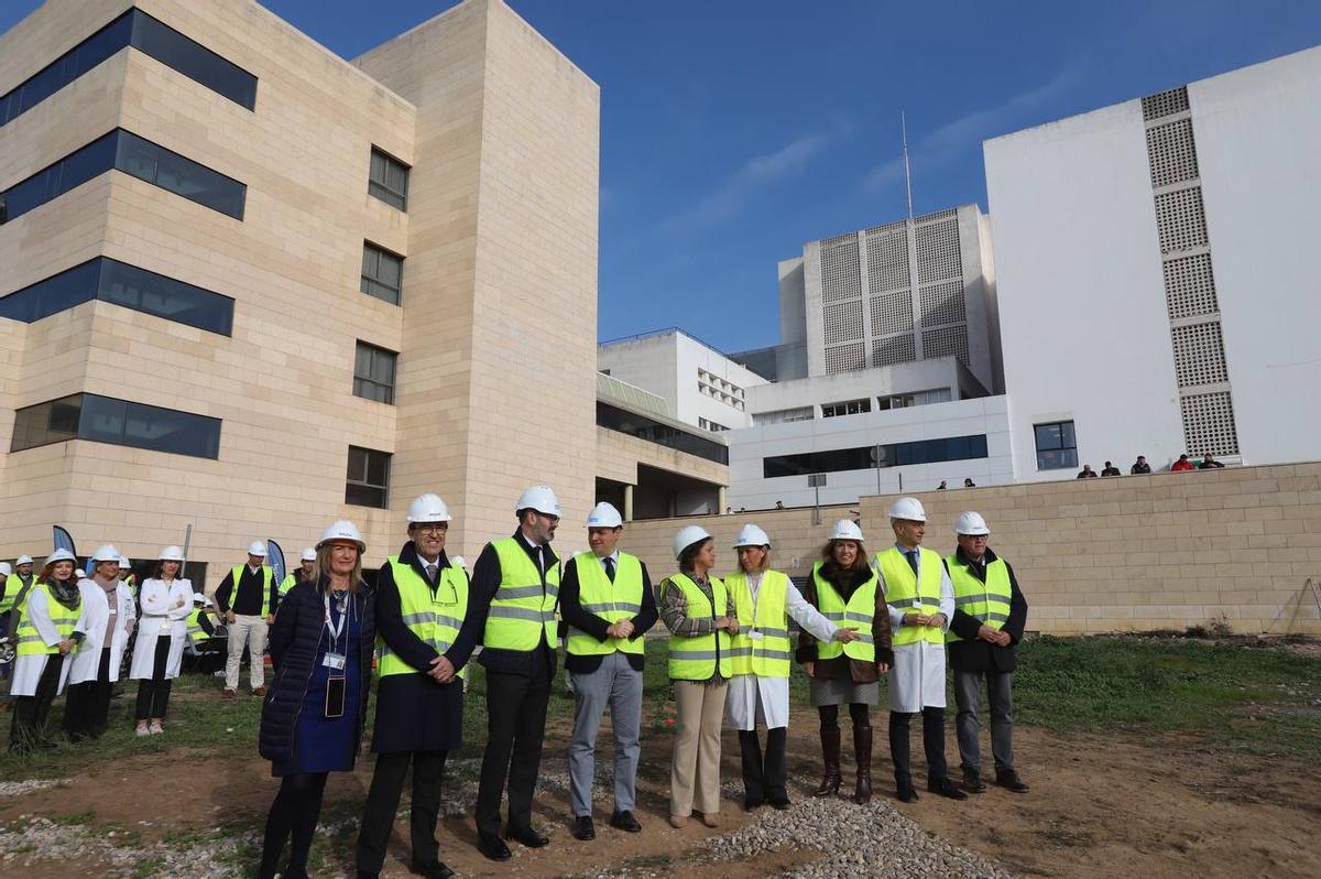 La consejera de Salud y Consumo, Catalina García, y otras autoridades, durante su visita a las obras.