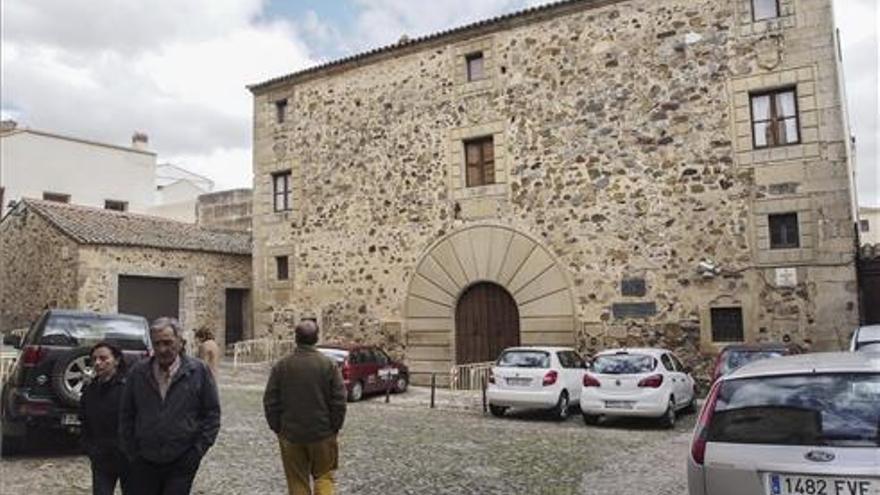 El colegio mayor Francisco de Sande retrasa su apertura tras parar la obra