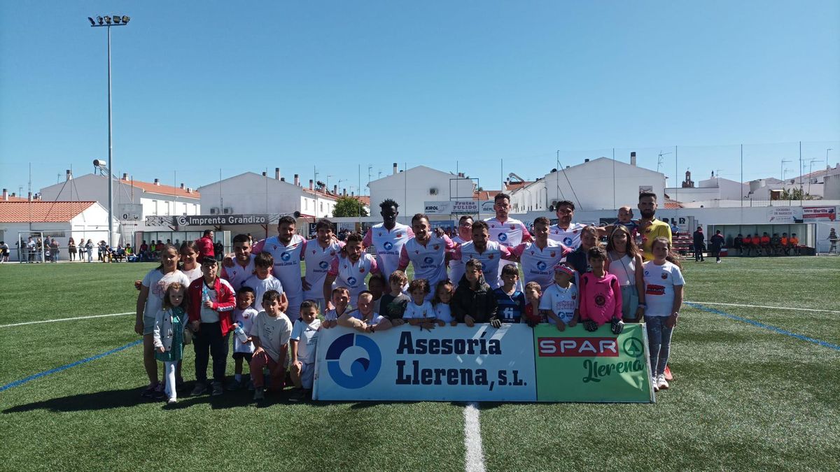 El Llerenense, este domingo con sus fieles aficionados.