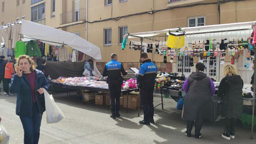 Mercadillo un jueves festivo en Benavente. | E. P.